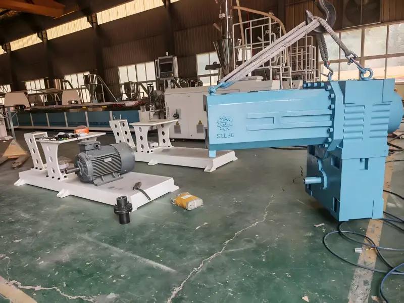 4 cavity high speed WPC profile machine in Production for reuse waste clothes