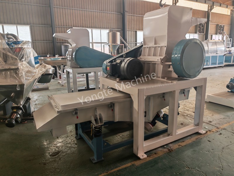 Plastic Recycling Crusher with Integrated Vibrating Screening System